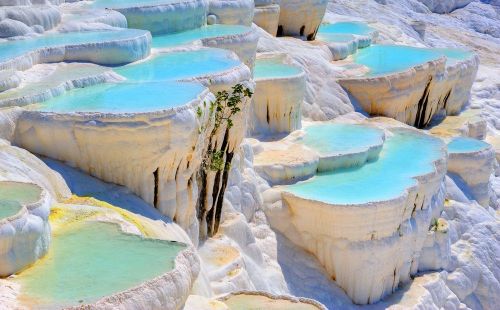 Термальные источники в провинции Денизли (Турция). Фото freepik.com