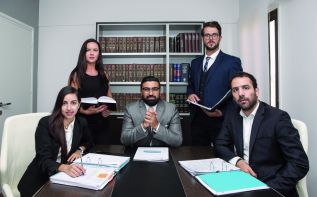 Слева направо: Мария Терапонтос, Тоня Якову, Илиас Христу, Кристос Кириаку, Константинос Каратзиас