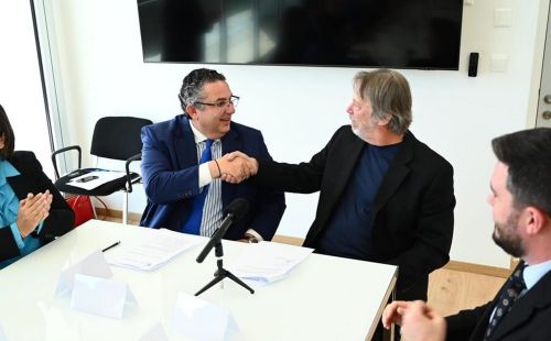 Главный ученый Кипра Димитрис Скуридис и генеральный директор Tenstorrent Джим Келлер. Фото cyprus-mail.com